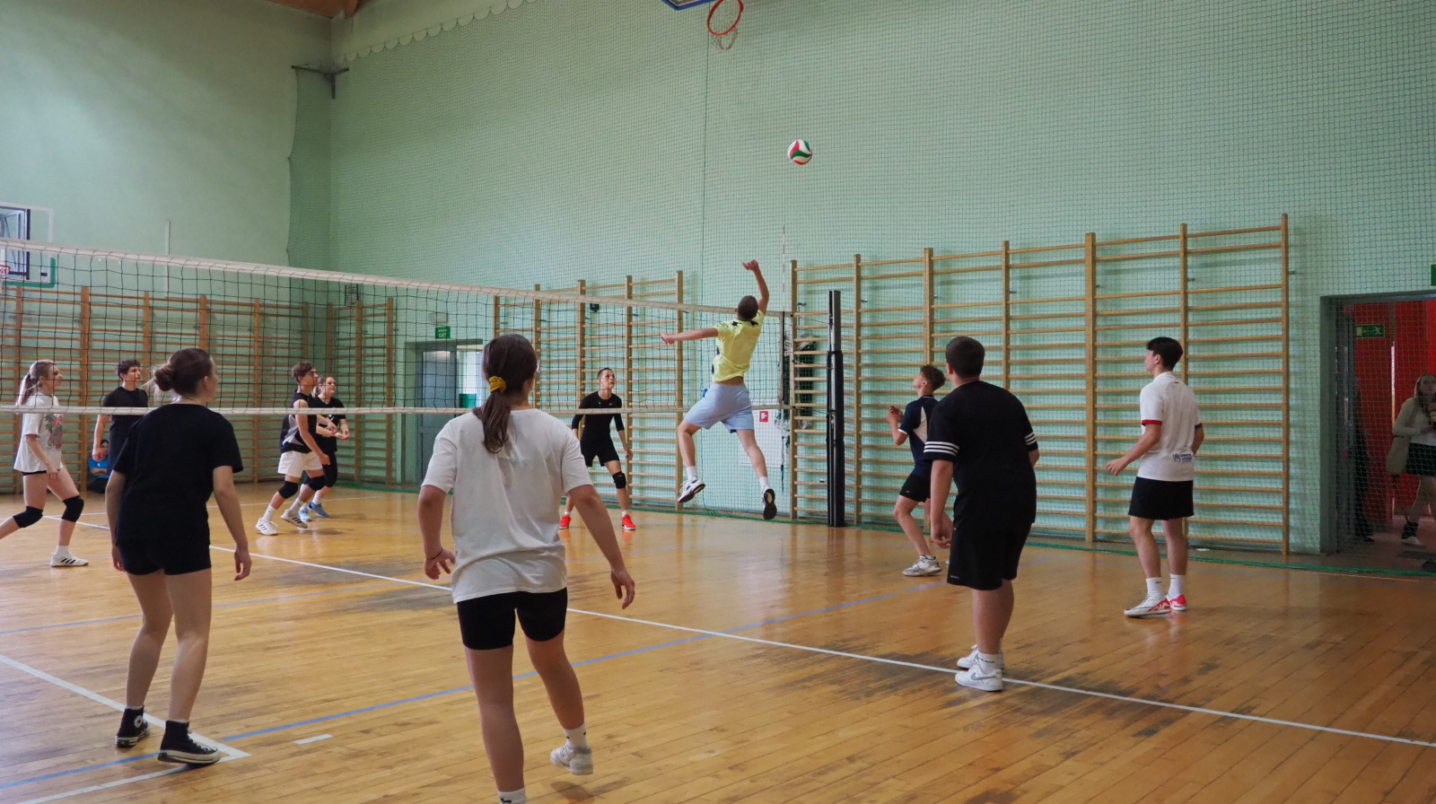 Zdjęcie Dzień Sportu 20-06-2024 (23)e34126f1-f581-4685-ab33-5398877b5c4c.jpg w galerii Turniej Piłki Siatkowej w ramach Dnia Sportu Szkolnego II LO